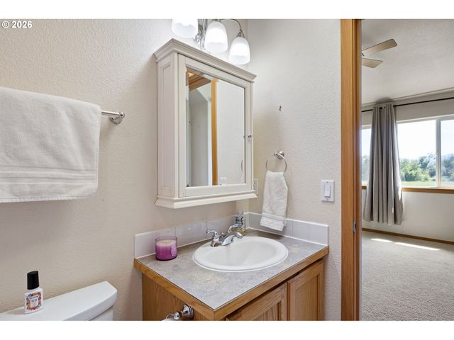1053 HECKART Ln, Harrisburg, OR 97446