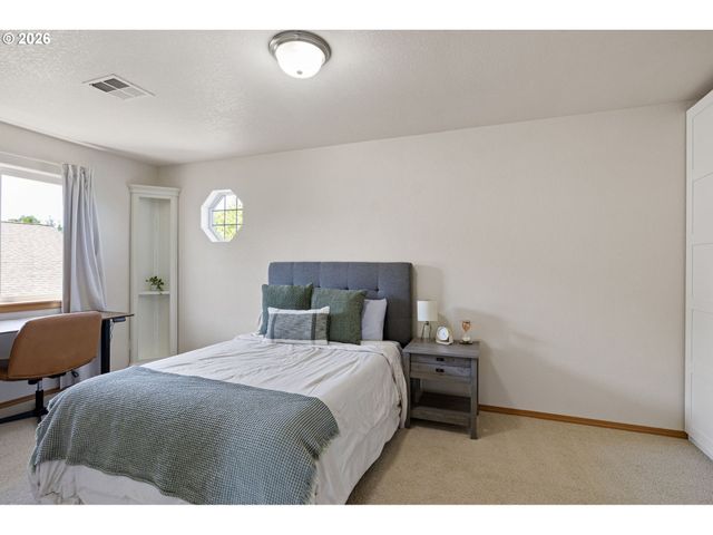 1053 HECKART Ln, Harrisburg, OR 97446