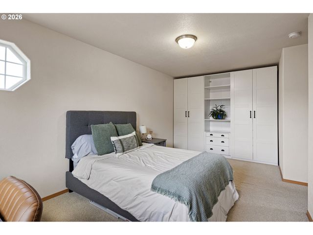 1053 HECKART Ln, Harrisburg, OR 97446