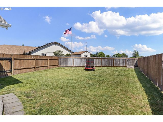 1053 HECKART Ln, Harrisburg, OR 97446