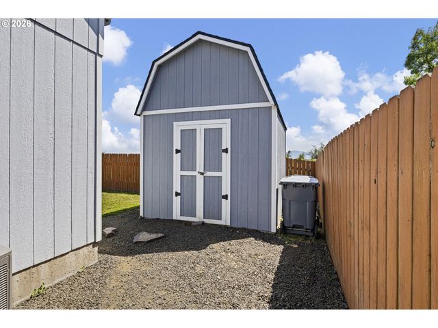 1053 HECKART Ln, Harrisburg, OR 97446