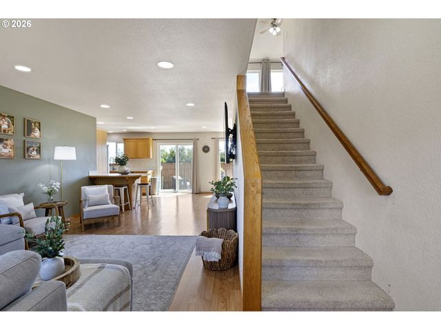 1053 HECKART Ln, Harrisburg, OR 97446