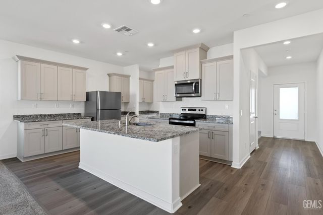 7901 Blueberry Avenue, Bakersfield, CA 93313