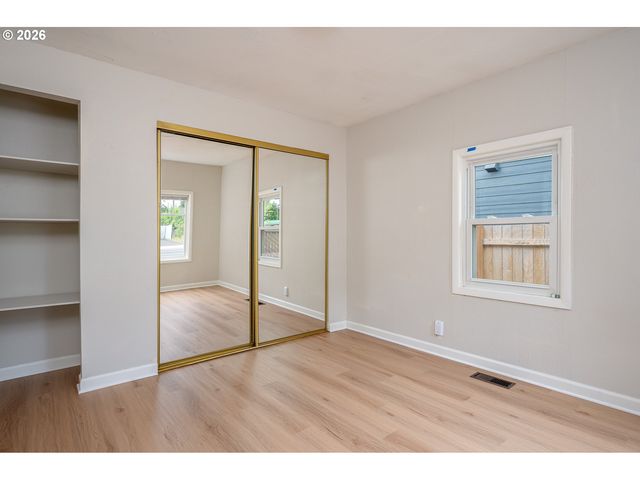 12106 Se Market St, Portland, OR 97216