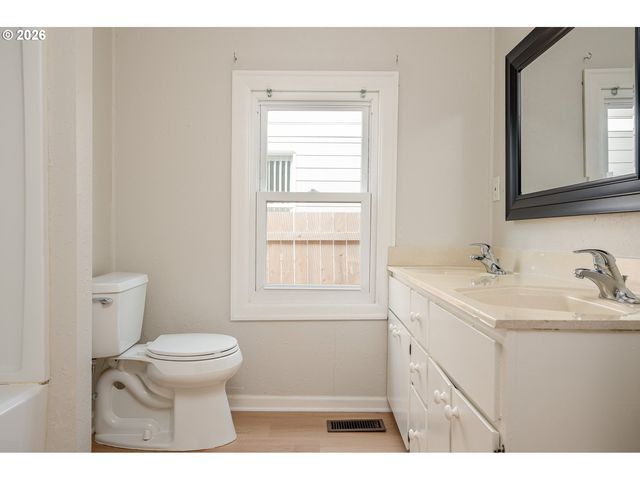 12106 Se Market St, Portland, OR 97216
