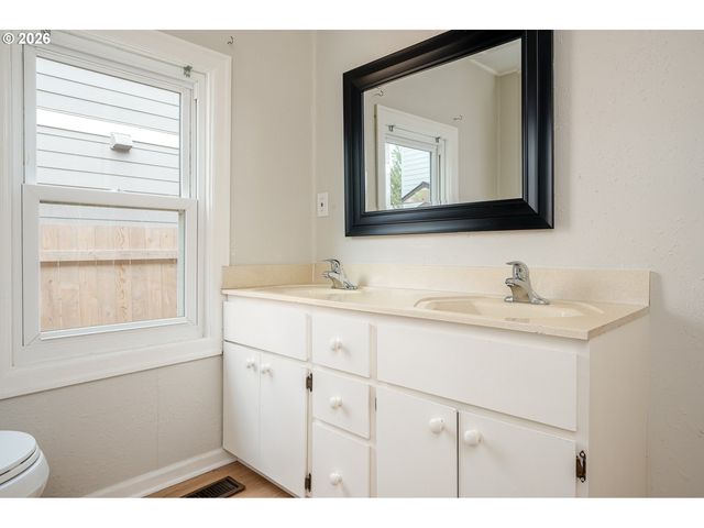 12106 Se Market St, Portland, OR 97216