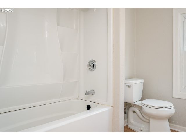 12106 Se Market St, Portland, OR 97216