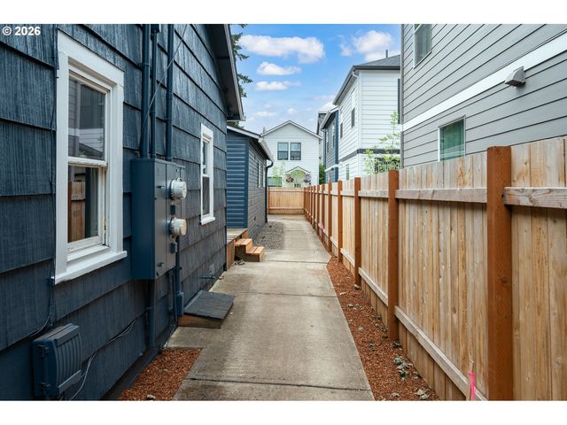 12106 Se Market St, Portland, OR 97216