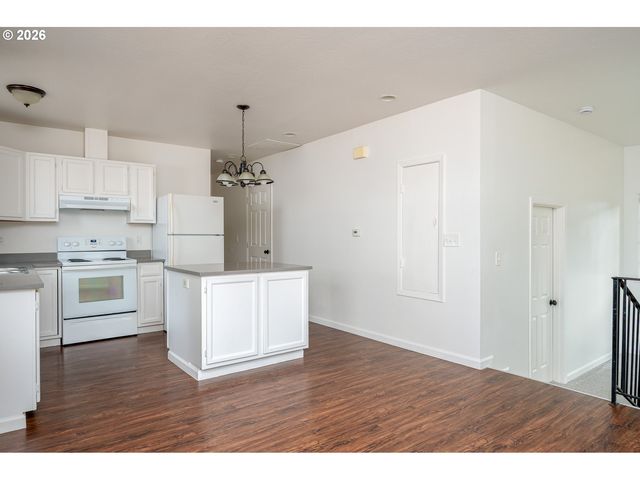 12106 Se Market St, Portland, OR 97216