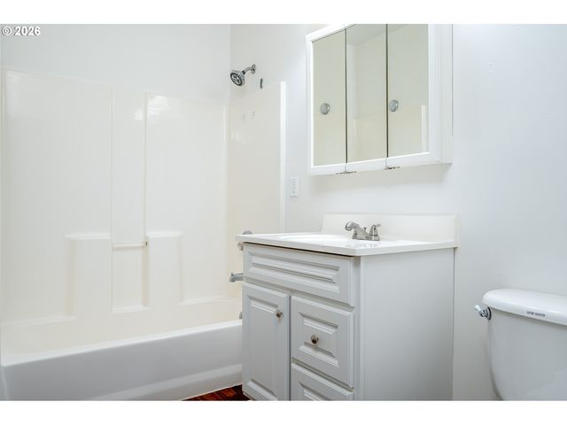 12106 Se Market St, Portland, OR 97216