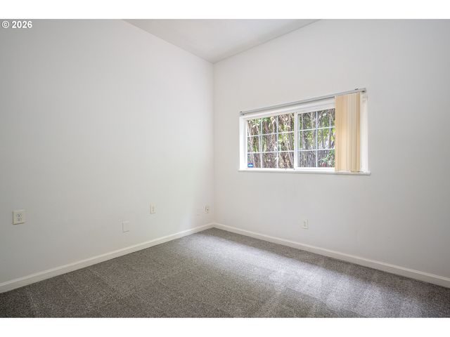 12106 Se Market St, Portland, OR 97216