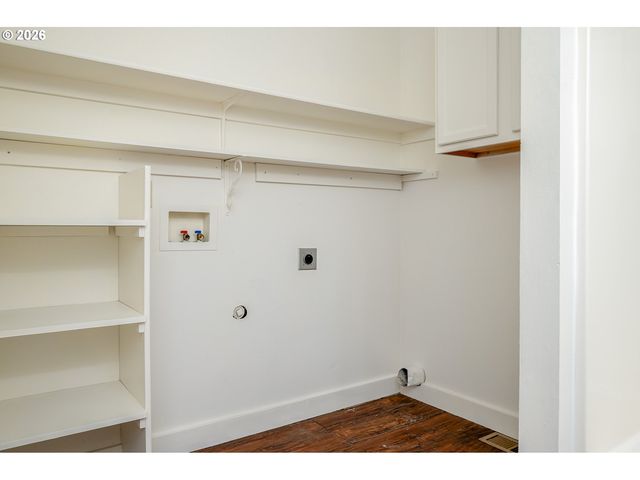 12106 Se Market St, Portland, OR 97216