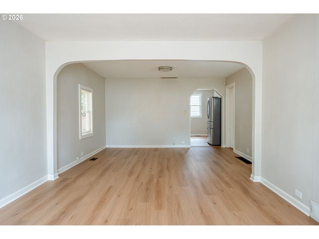 12106 Se Market St, Portland, OR 97216