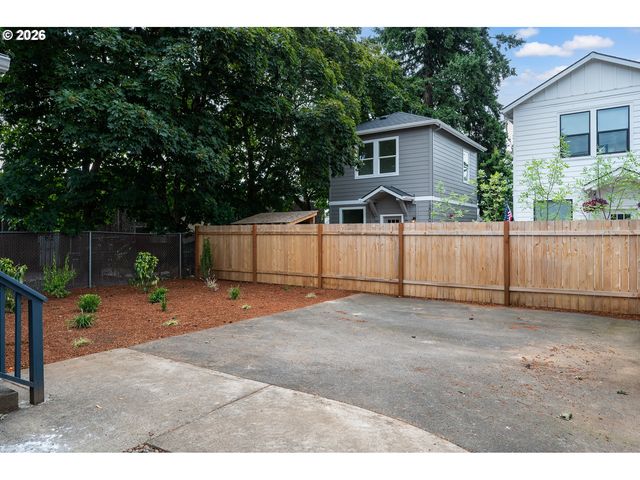12106 Se Market St, Portland, OR 97216
