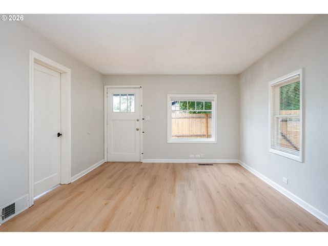 12106 Se Market St, Portland, OR 97216