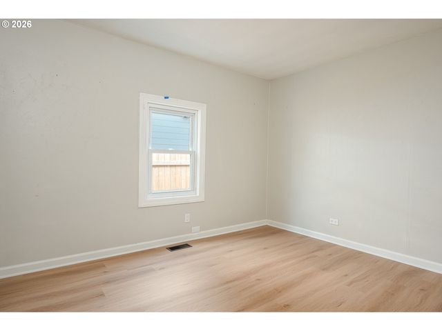 12106 Se Market St, Portland, OR 97216