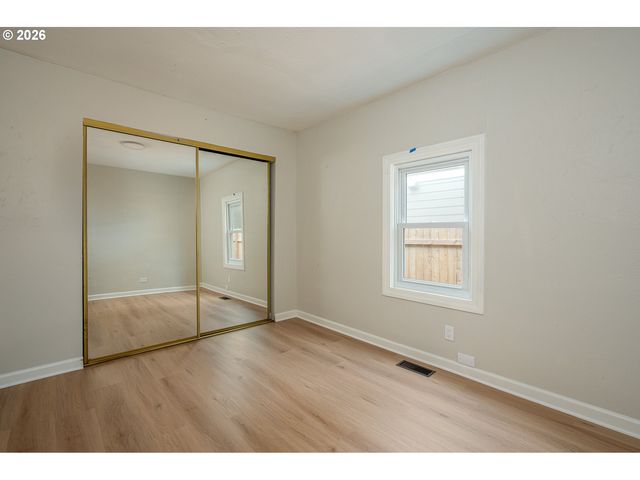 12106 Se Market St, Portland, OR 97216
