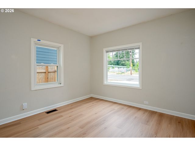 12106 Se Market St, Portland, OR 97216