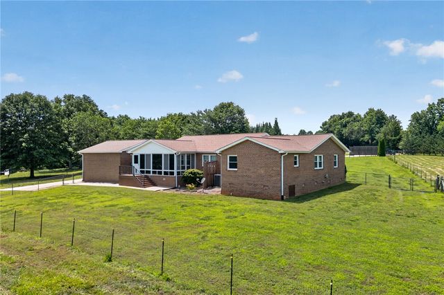 108 Crane's Crossing Drive, West Union, SC 29696