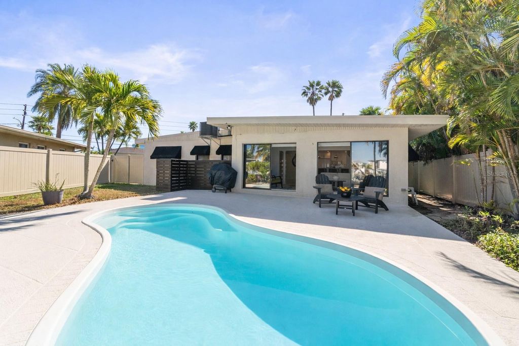 Image 26 of property listing at 402 161ST AVENUE, Redington Beach, FL 33708