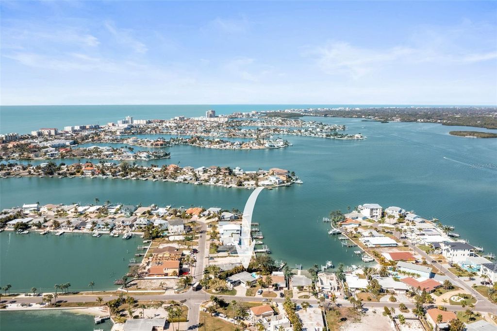 Image 7 of property listing at 402 161ST AVENUE, Redington Beach, FL 33708