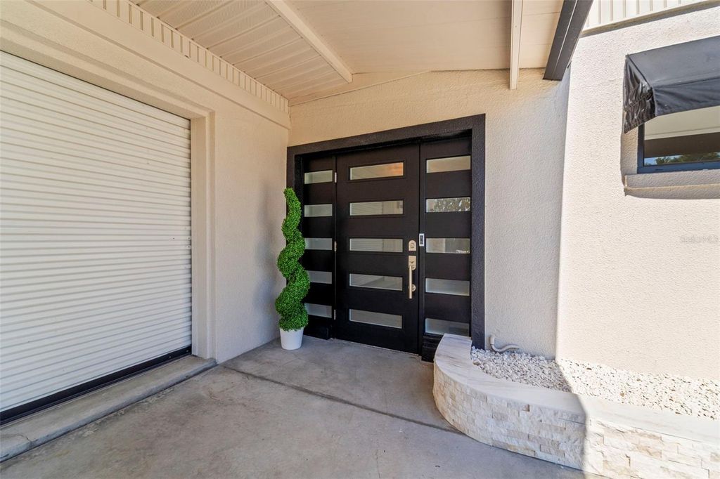 Image 10 of property listing at 402 161ST AVENUE, Redington Beach, FL 33708