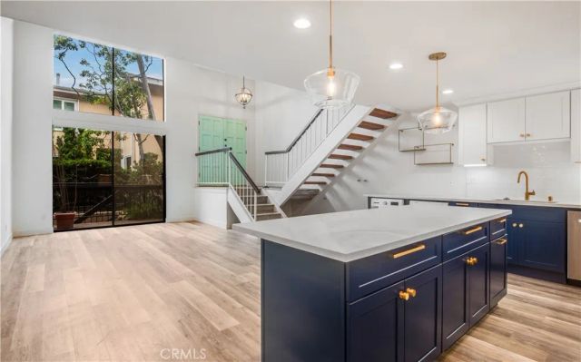 984 Granville, Los Angeles, CA 90049
