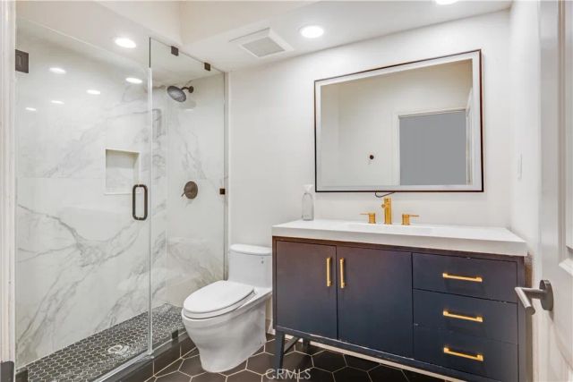 984 Granville, Los Angeles, CA 90049