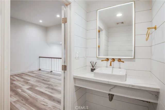 984 Granville, Los Angeles, CA 90049