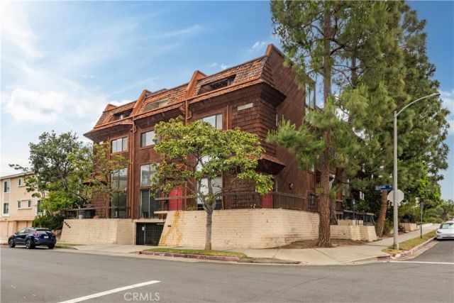 984 Granville, Los Angeles, CA 90049