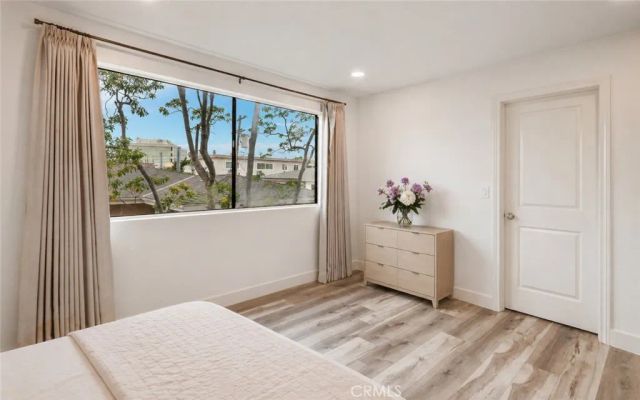 984 Granville, Los Angeles, CA 90049
