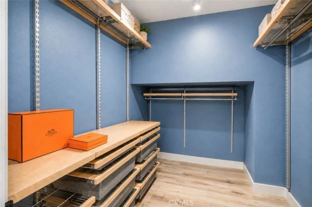 984 Granville, Los Angeles, CA 90049