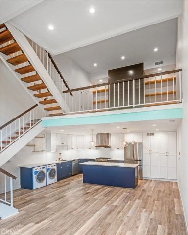 984 Granville, Los Angeles, CA 90049