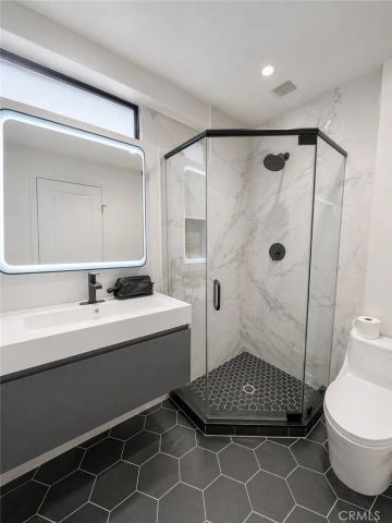 984 Granville, Los Angeles, CA 90049