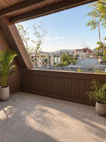 984 Granville, Los Angeles, CA 90049