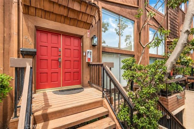 984 Granville, Los Angeles, CA 90049