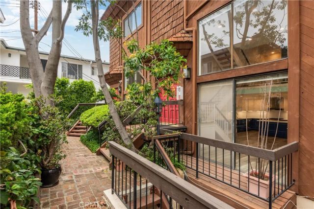 984 Granville, Los Angeles, CA 90049