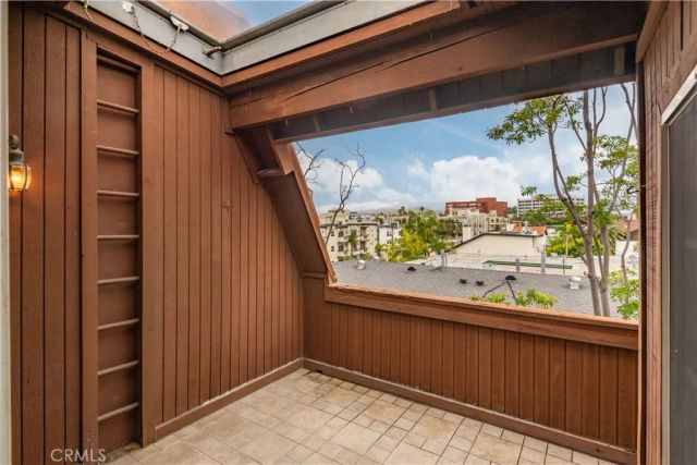 984 Granville, Los Angeles, CA 90049