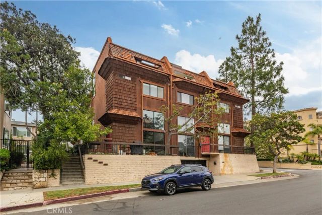 984 Granville, Los Angeles, CA 90049