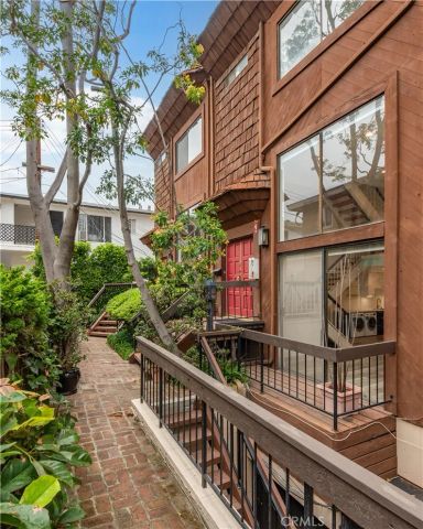 984 Granville, Los Angeles, CA 90049
