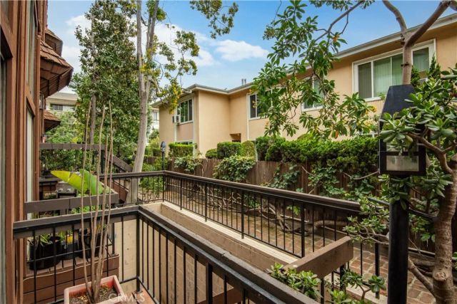984 Granville, Los Angeles, CA 90049