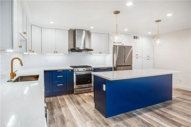 984 Granville, Los Angeles, CA 90049