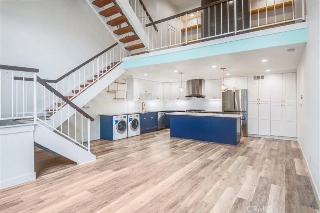 984 Granville, Los Angeles, CA 90049