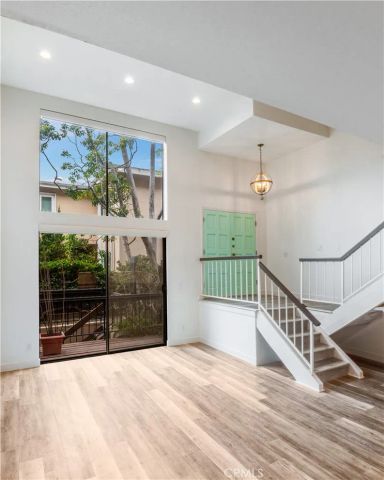 984 Granville, Los Angeles, CA 90049