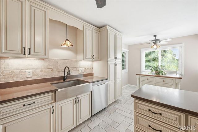 512 Meadow Green Place, St Louis, MO 63141