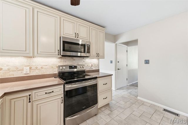 512 Meadow Green Place, St Louis, MO 63141