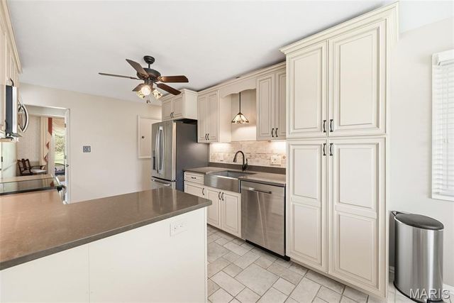 512 Meadow Green Place, St Louis, MO 63141