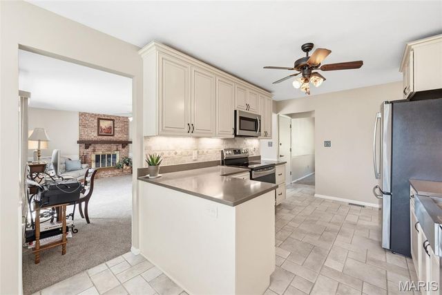 512 Meadow Green Place, St Louis, MO 63141