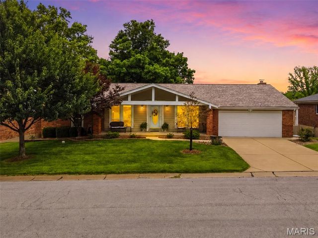 512 Meadow Green Place, St Louis, MO 63141