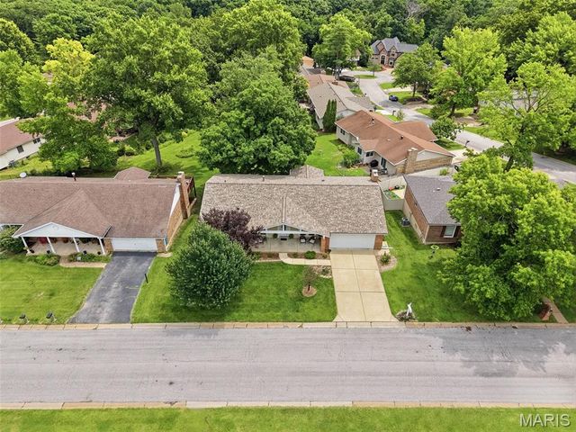 512 Meadow Green Place, St Louis, MO 63141
